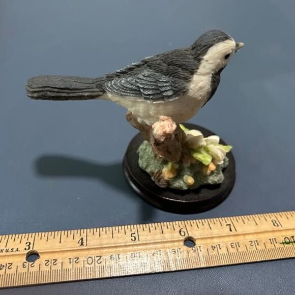 Bisque porcelain bird with yellow flower - Picture 2 of 4